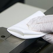 超細(xì)纖維無塵布和普通無塵布相比能吸收更多