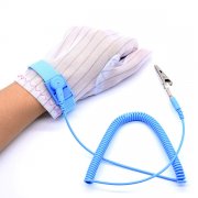 使用了防靜電手腕套，防靜電工作服是否多余？